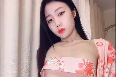 八月未央-露脸大秀桃花浴道具[2v/4.7G]