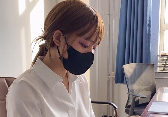 易直播足迹若若老师 高级会员视频办公室灰色丝袜 [1V/2.3G]