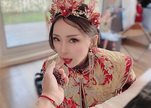 华丽婚纱淫靡新娘-洞房花烛夜穿婚纱卖力伺候主人内She [17v+55p/1.21G]