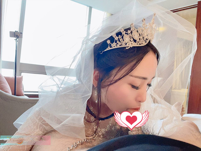 兔兔-反差露脸女神！蜂腰桃子臀极品气质御姐 [700p+21v/1.08G]